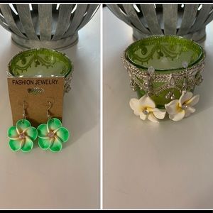 Set of 2 Adorable Hawaiian Floral Earrings. NWT